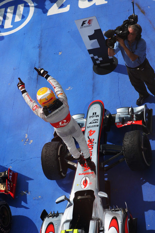 Lewis Hamilton subido a su McLaren para celebrar la victoria