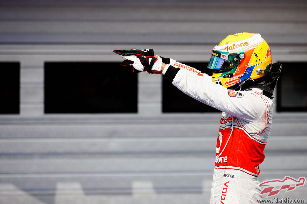 Lewis Hamilton señala a sus mecánicos tras el GP de Hungría 2012