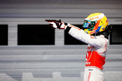 Lewis Hamilton señala a sus mecánicos tras el GP de Hungría 2012