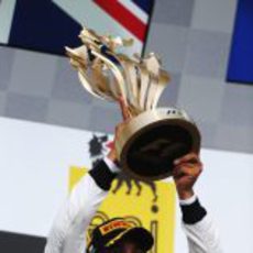 Lewis Hamilton levanta su trofeo de ganado en el GP de Hungría 2012