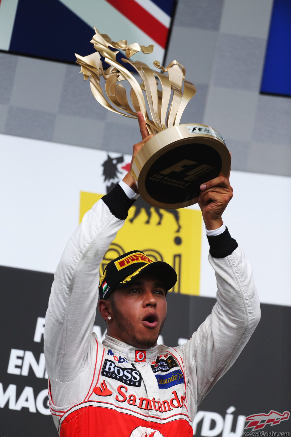 Lewis Hamilton levanta su trofeo de ganado en el GP de Hungría 2012