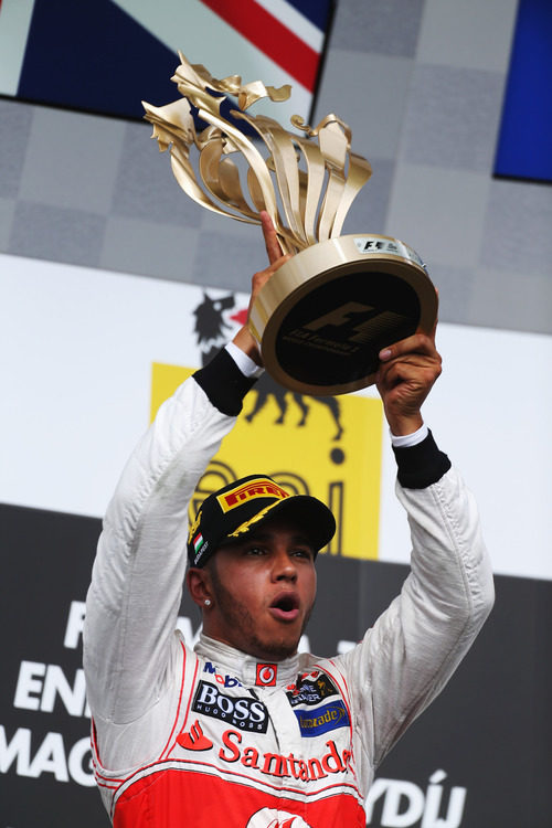 Lewis Hamilton levanta su trofeo de ganado en el GP de Hungría 2012
