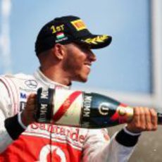 Lewis Hamilton descorcha el champán en Hungría 2012