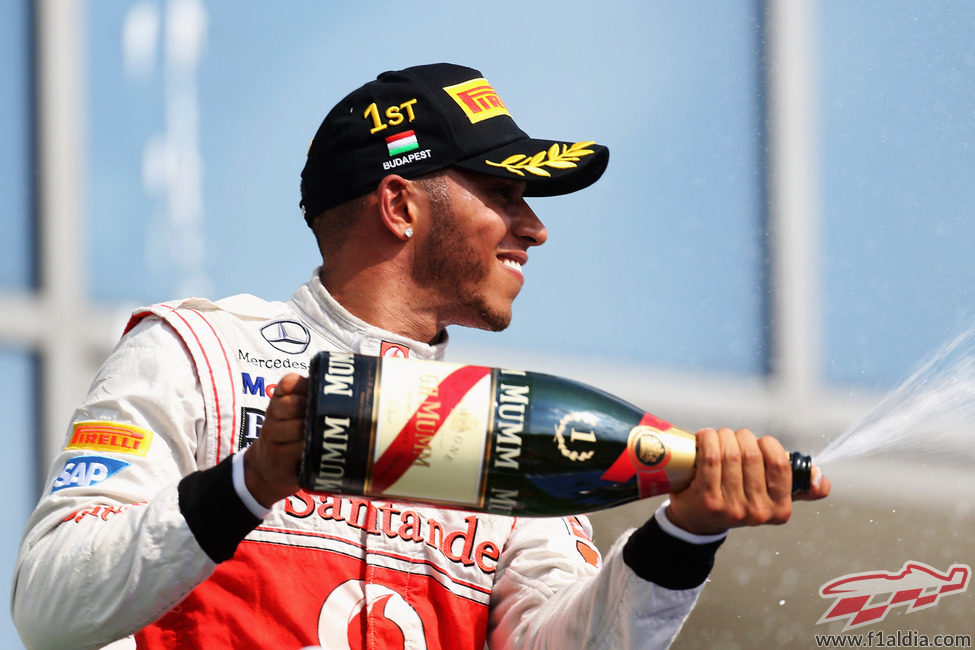 Lewis Hamilton descorcha el champán en Hungría 2012