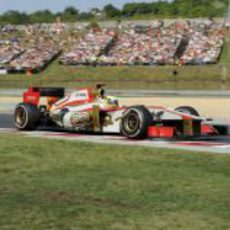 Pedro de la Rosa pasa junto a las gradas con su F112 durante el GP de Hungria 2012