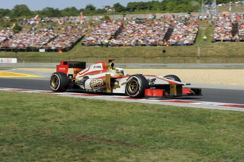 Pedro de la Rosa pasa junto a las gradas con su F112 durante el GP de Hungria 2012