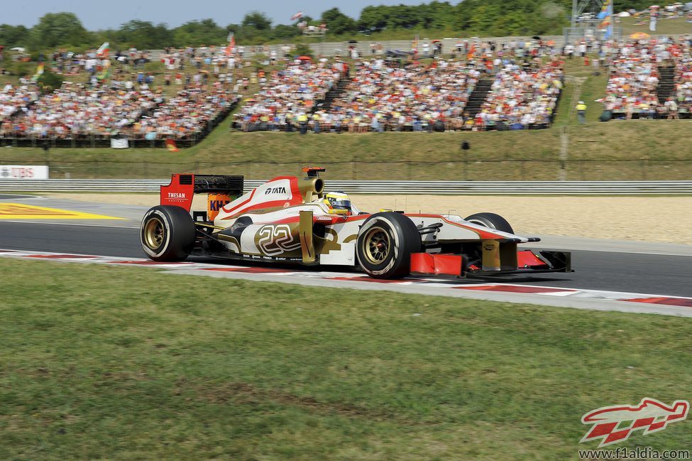 Pedro de la Rosa pasa junto a las gradas con su F112 durante el GP de Hungria 2012
