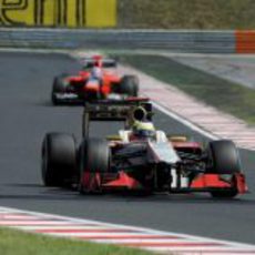 Pedro de la Rosa por delante de un Marussia durante el GP de Hungria 2012