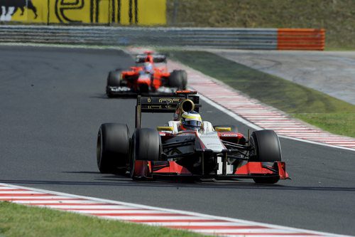 Pedro de la Rosa por delante de un Marussia durante el GP de Hungria 2012