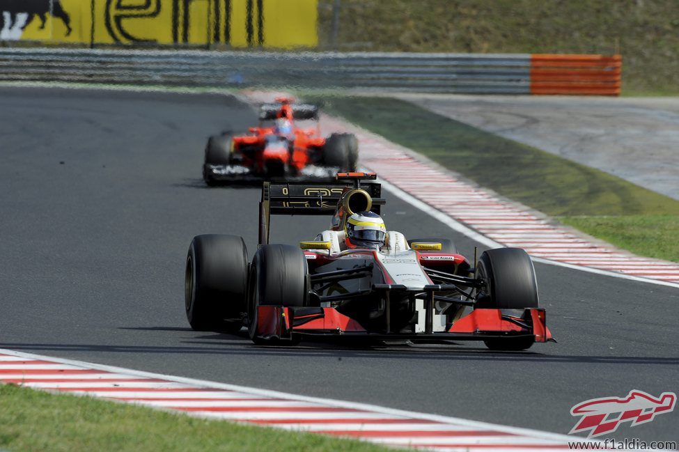 Pedro de la Rosa por delante de un Marussia durante el GP de Hungria 2012