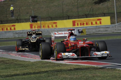 Fernando Alonso mantiene la posición con Kimi Räikkönen