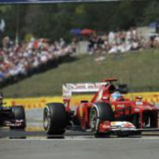 Fernando Alonso rueda con los medios durante la carrera en Hungaroring