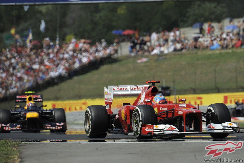 Fernando Alonso rueda con los medios durante la carrera en Hungaroring
