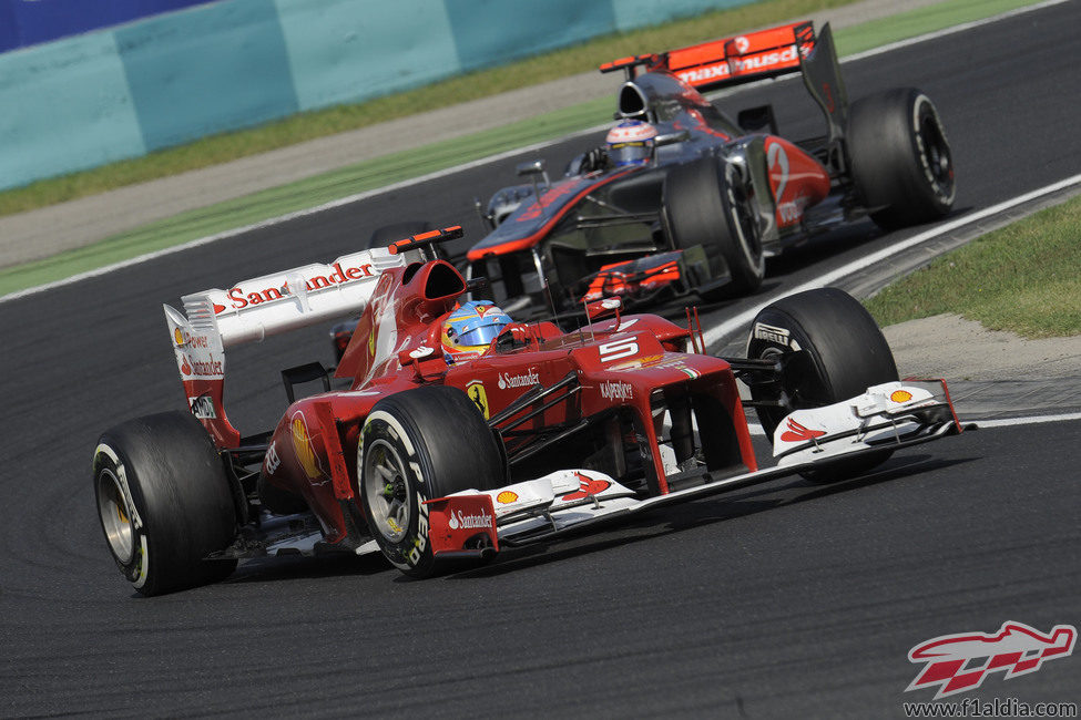 Fernando Alonso mantiene la distancia con un McLaren