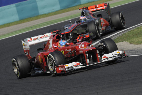 Fernando Alonso mantiene la distancia con un McLaren