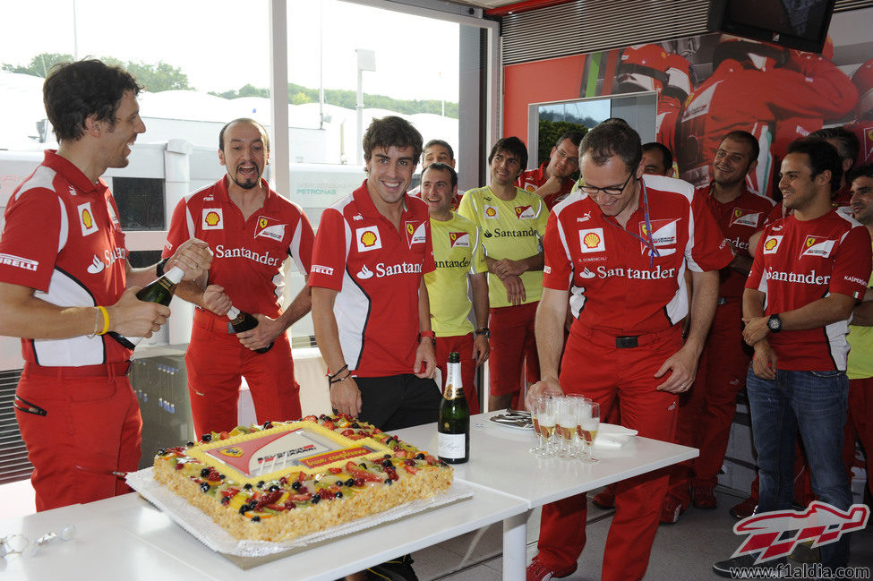 Alonso junto a la tarta que Ferrari le ha regalado por su cumpleaños