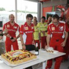 Alonso junto a la tarta que Ferrari le ha regalado por su cumpleaños