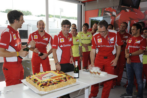 Alonso junto a la tarta que Ferrari le ha regalado por su cumpleaños