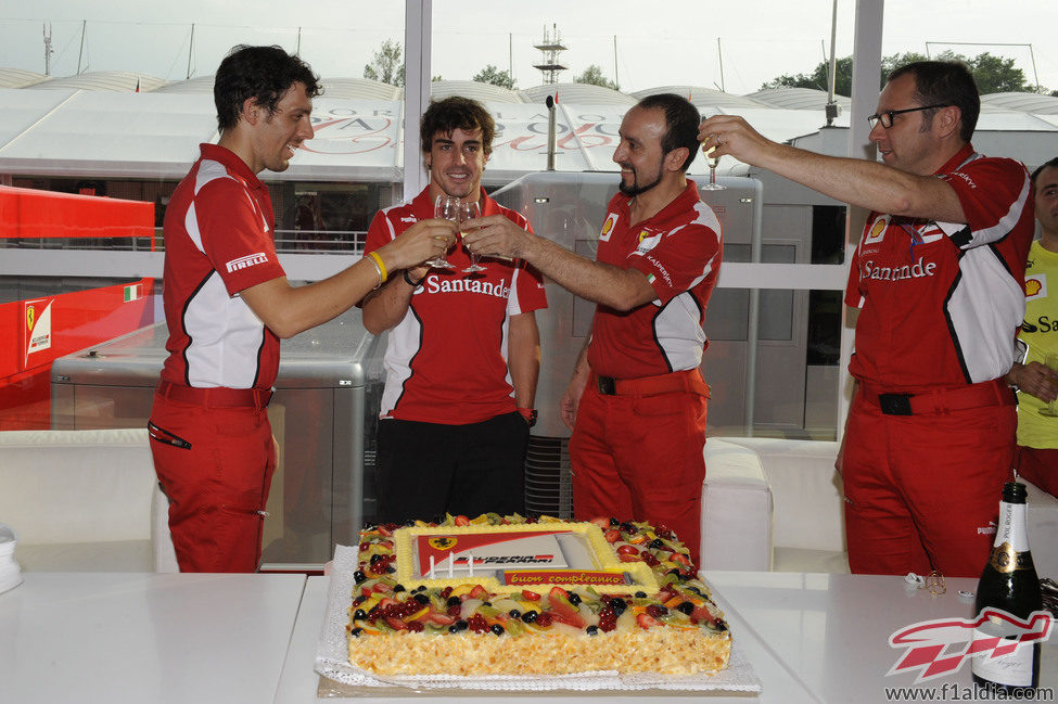 Brindis con champán por el cumpleaños de Alonso