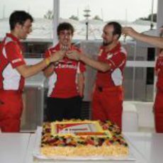 Brindis con champán por el cumpleaños de Alonso