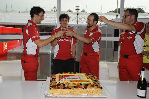 Brindis con champán por el cumpleaños de Alonso