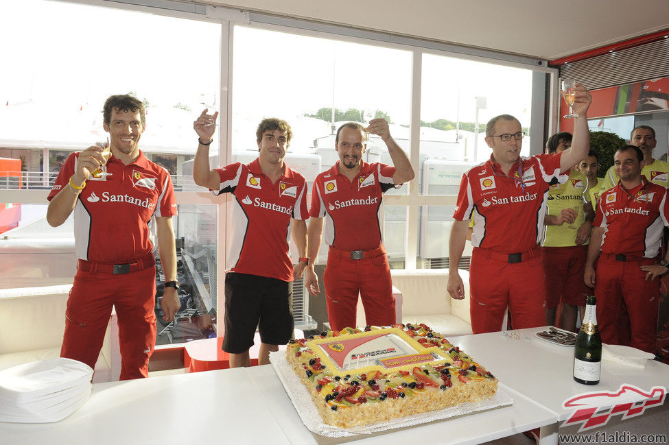 El equipo Ferrari bebe a la salud de Fernando Alonso