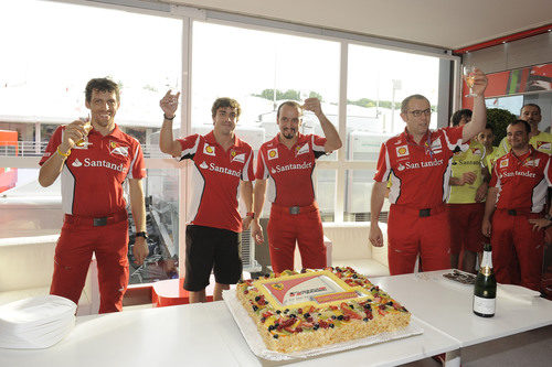 El equipo Ferrari bebe a la salud de Fernando Alonso