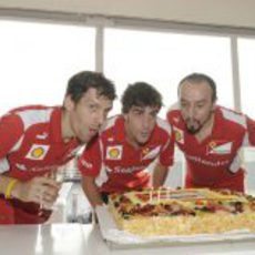 Fernando Alonso sopla las velas en Hungría por su 31 cumpleaños