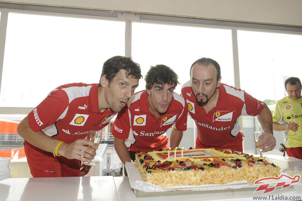 Fernando Alonso sopla las velas en Hungría por su 31 cumpleaños