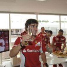 Fernando Alonso brinda por su 31 cumpleaños