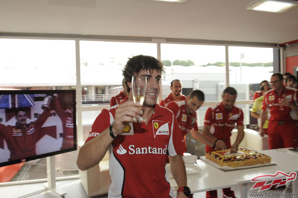 Fernando Alonso brinda por su 31 cumpleaños