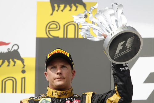 Kimi Räikkönen levanta el trofeo por su segunda posición