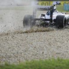 Pastor Maldonado se sale de la pista en los libres