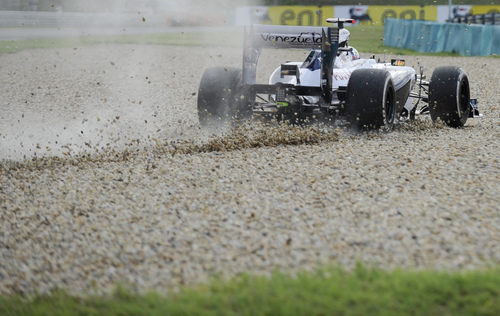 Pastor Maldonado se sale de la pista en los libres