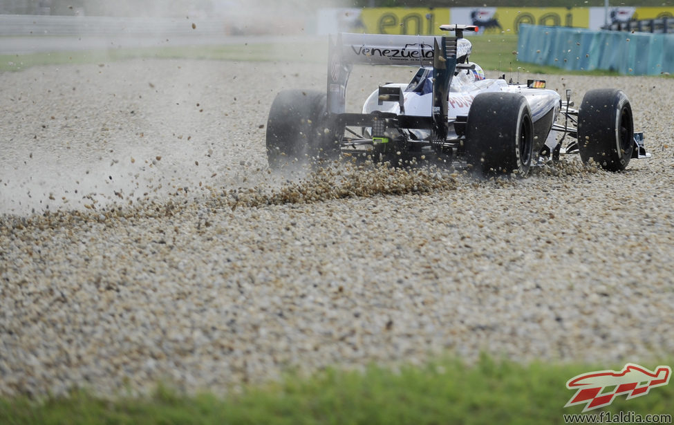 Pastor Maldonado se sale de la pista en los libres