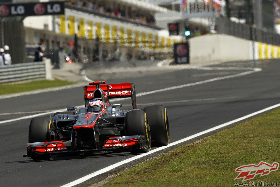 Jenson Button llega a la primera curva de Hungaroring