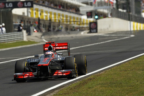 Jenson Button llega a la primera curva de Hungaroring