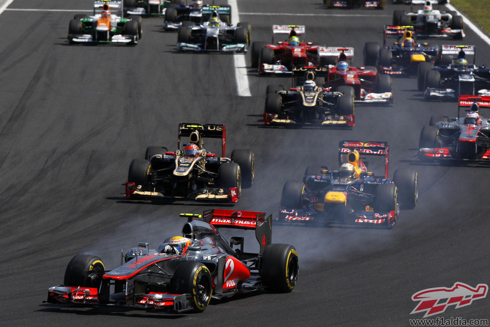 Lewis Hamilton bloquea las ruedas en la primera curva