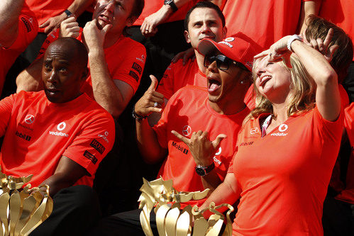 Lewis Hamilton celebra a su manera la victoria de Hungria