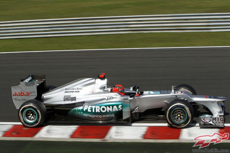 Michael Schumacher pilota su Mercedes en Hungría