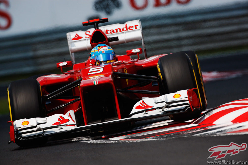 Fernando Alonso sobre el piano en Hungría