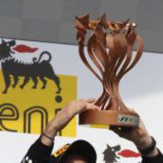 Romain Grosjean levanta su trofeo de tercer clasificado en Hungría