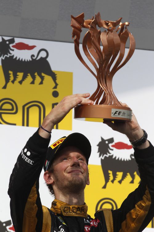 Romain Grosjean levanta su trofeo de tercer clasificado en Hungría