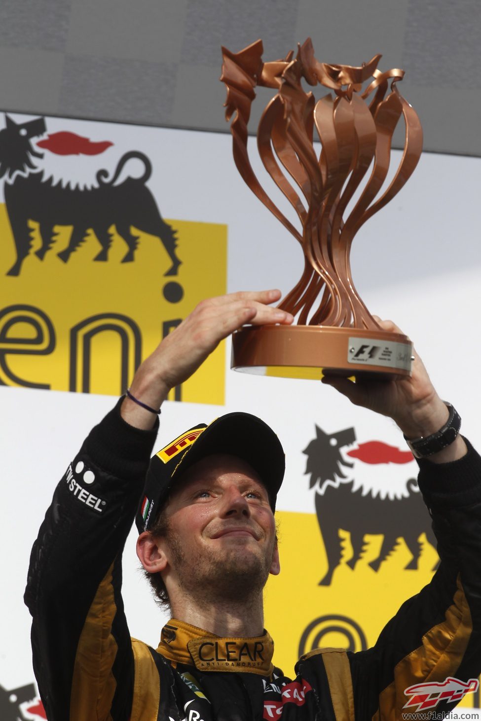 Romain Grosjean levanta su trofeo de tercer clasificado en Hungría