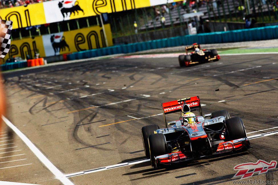 Lewis Hamilton cruza primero la línea de meta en Hungría 2012