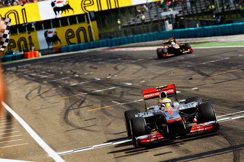 Lewis Hamilton cruza primero la línea de meta en Hungría 2012