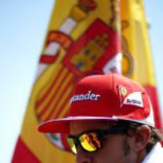 Fernando Alonso concentrado antes de la carrera de Hungría