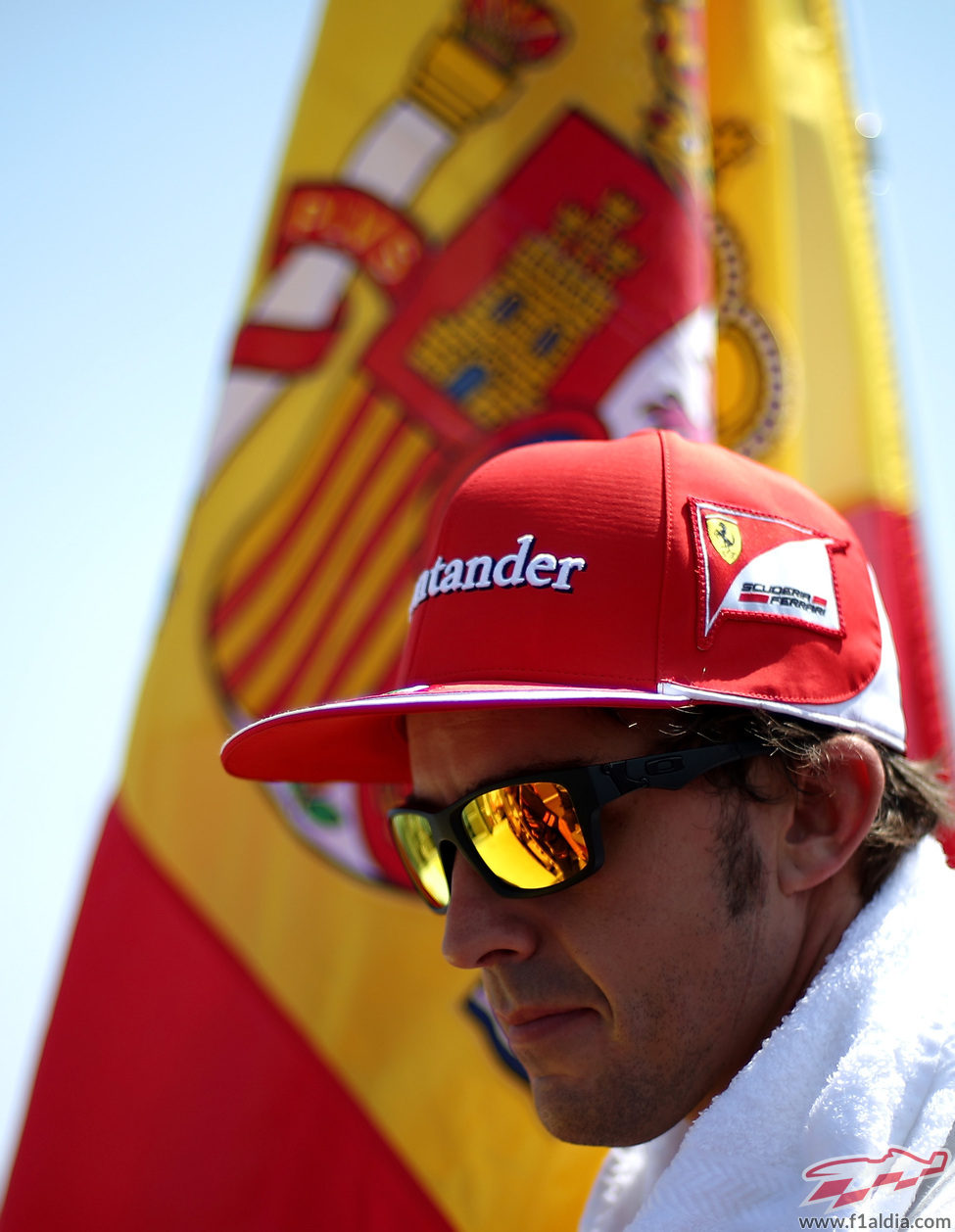 Fernando Alonso concentrado antes de la carrera de Hungría