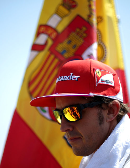 Fernando Alonso concentrado antes de la carrera de Hungría