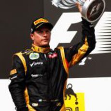 Kimi Räikkönen levanta su trofeo de segundo clasificado en Hungría 2012